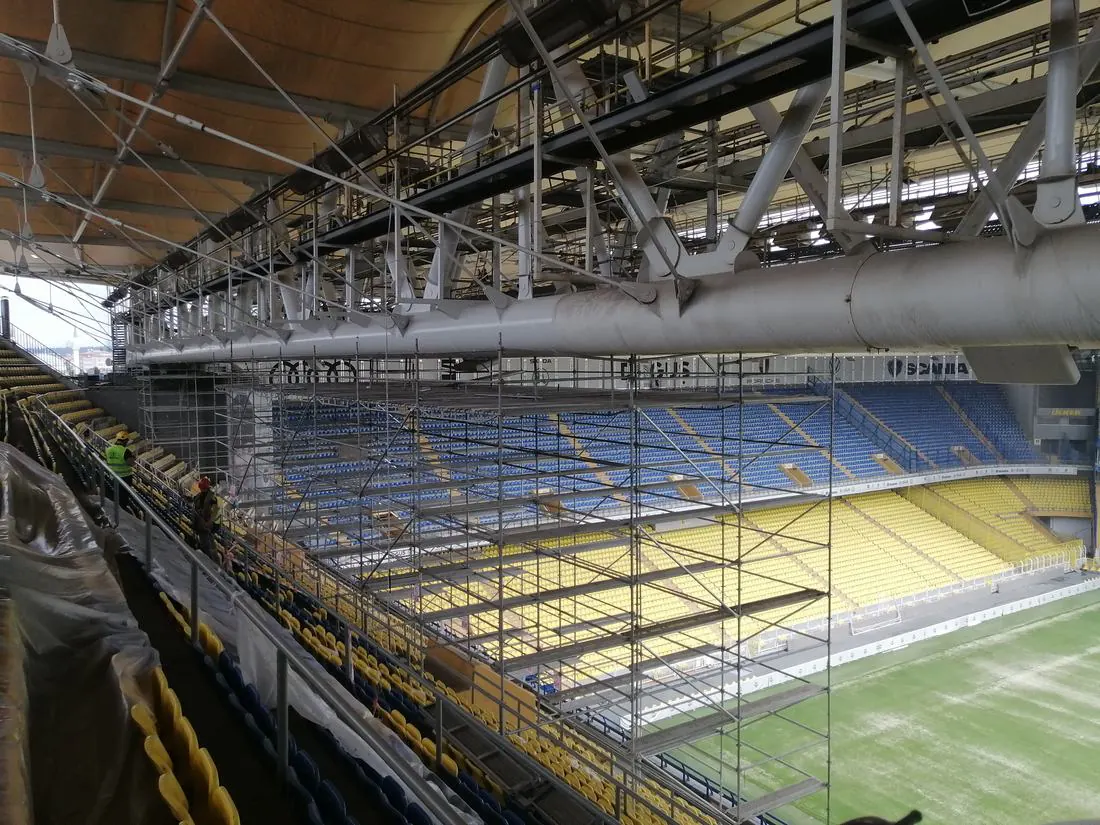 Stadyum tribünü üzerinde kurulmuş geniş açıklıklı taşıyıcı iskele